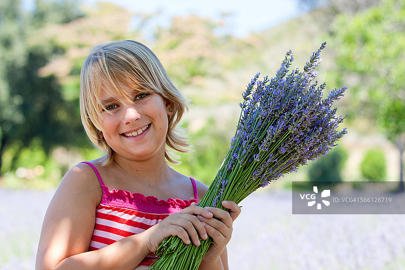 女孩拿着一束薰衣草图片素材