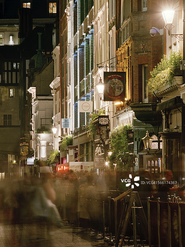 狭窄街道的夜生活图片素材