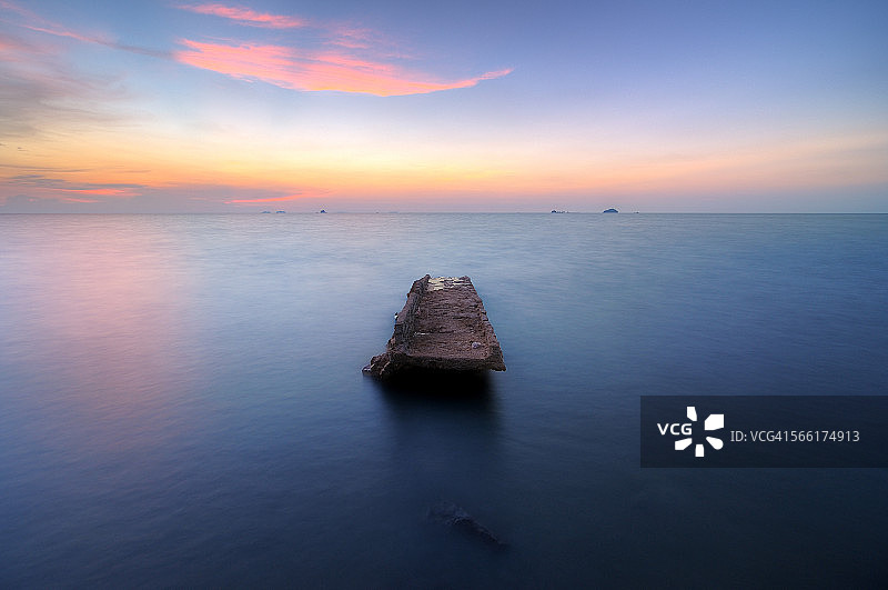 高潮时被毁坏的石码头图片素材