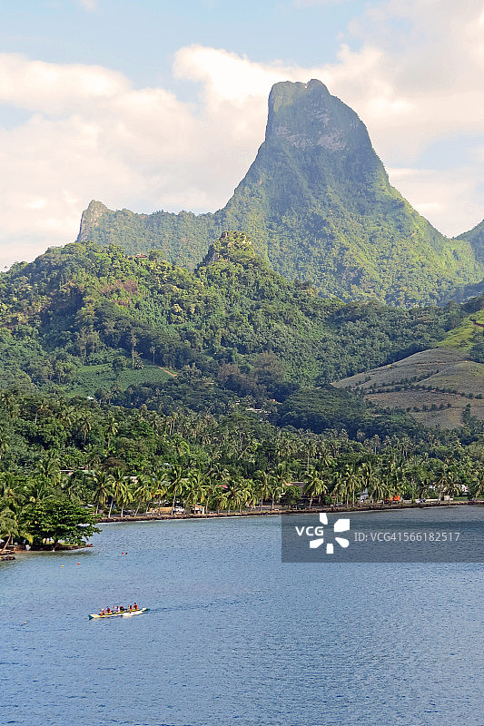 莫雷阿岛库克湾舷外支架独木舟图片素材