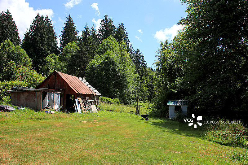 华盛顿乡村的红色谷仓和小棚屋图片素材