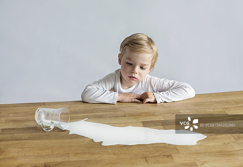 洒出的牛奶图片素材