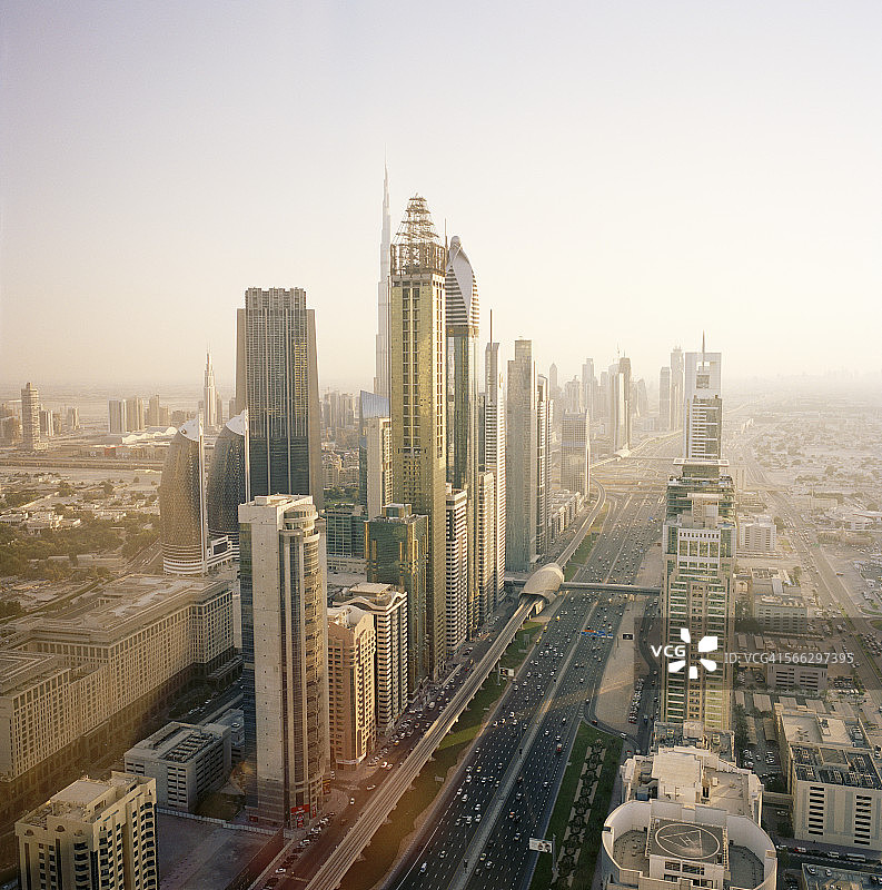 迪拜谢赫扎耶德路沿线的摩天大楼图片素材
