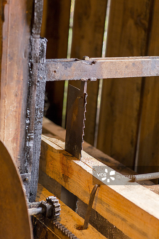 锯木厂加工树干图片素材