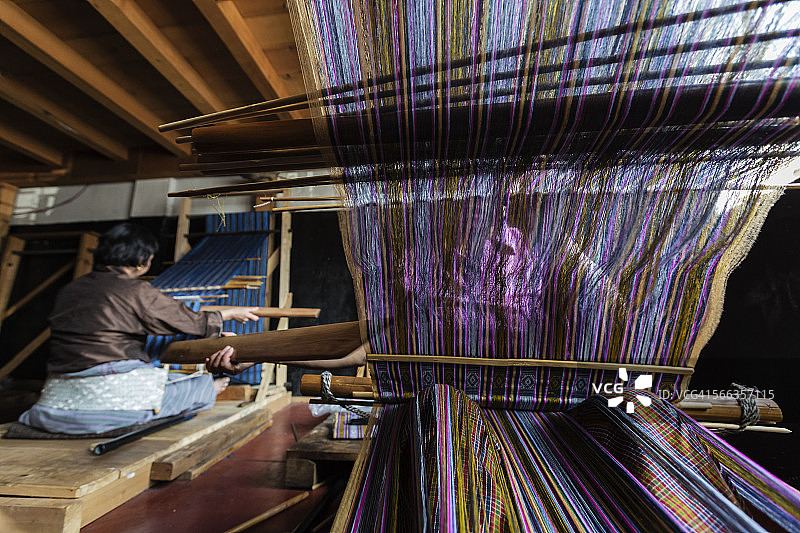 织布工在工作室使用传统织布机图片素材