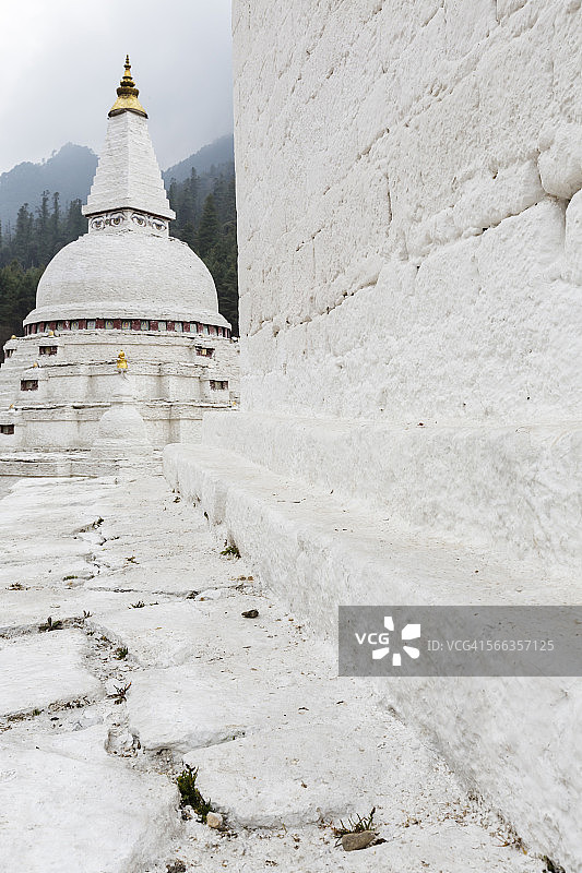 偏远景观中的白色寺庙图片素材