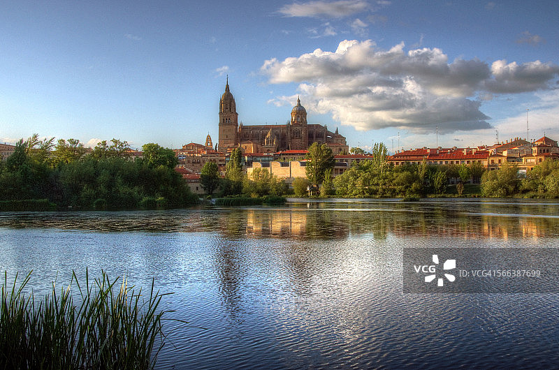 萨拉曼卡新主教座堂与云朵倒影图片素材