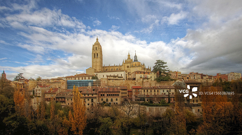 塞哥维亚老城和大教堂的秋色图片素材