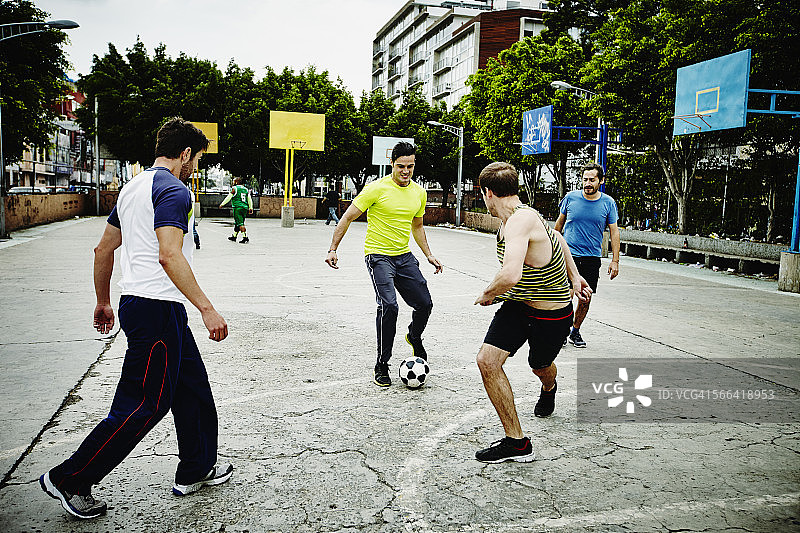 足球运动员在比赛中运球图片素材