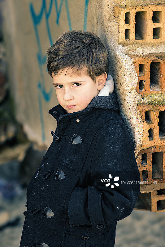 靠墙的男孩图片素材