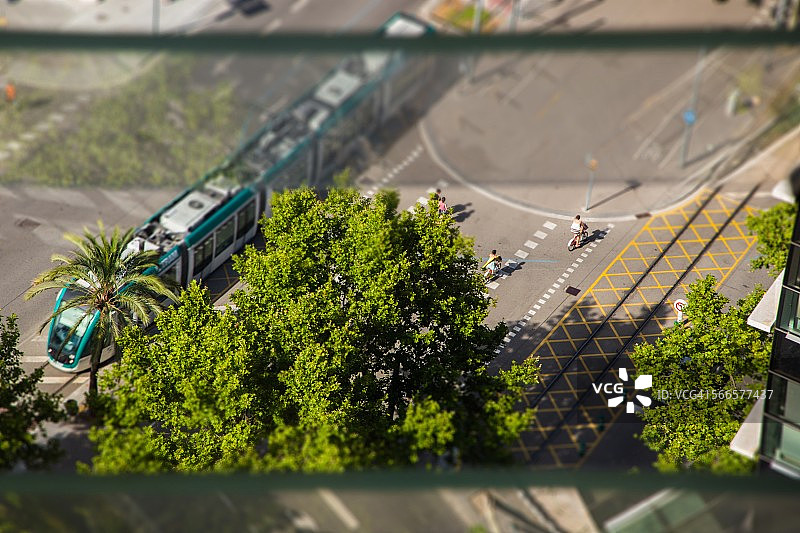 巴塞罗那有轨电车十字路口俯视图图片素材