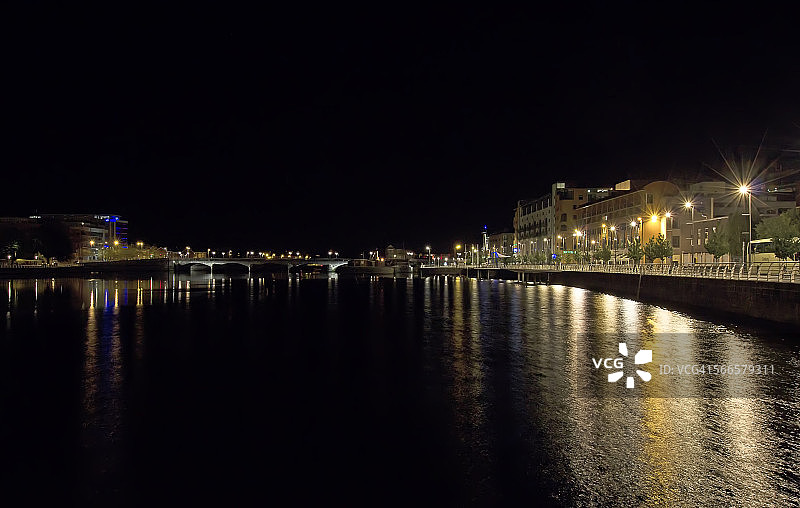 夜幕下的利默里克码头图片素材