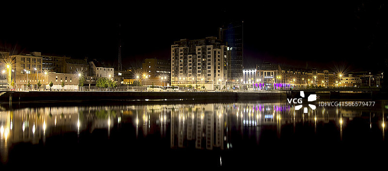 夜幕下的利默里克市中心码头图片素材