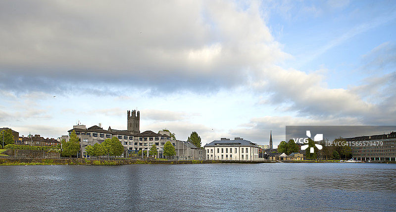 夜幕下的利默里克市中心码头图片素材