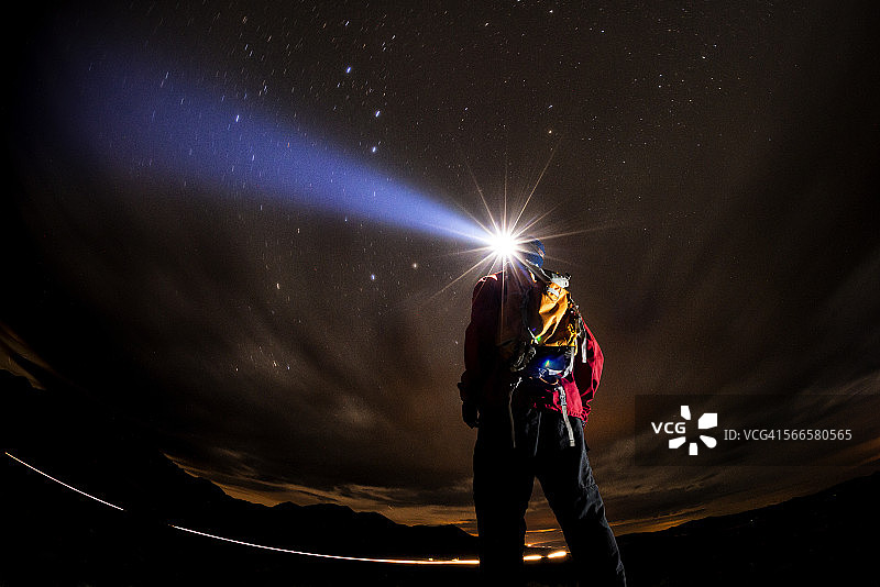 头灯下的探索图片素材