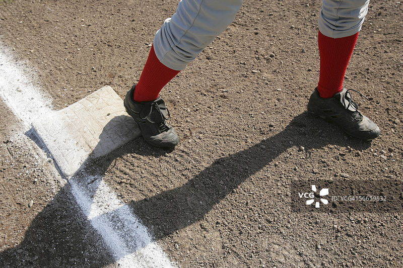 站在垒上的棒球运动员图片素材