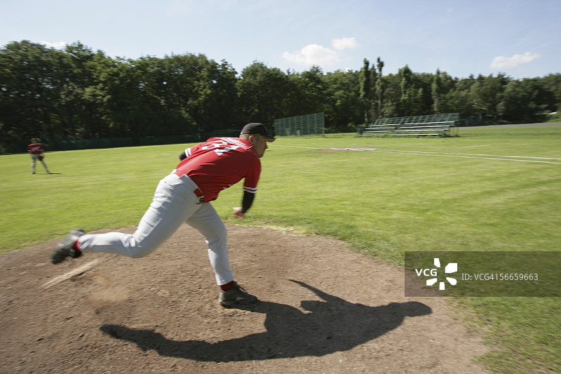 运动中的棒球投手图片素材