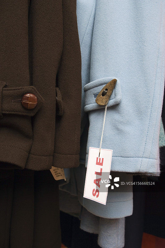 羊毛外套上的促销标签特写图片素材