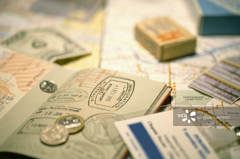 护照、文件和硬币图片素材