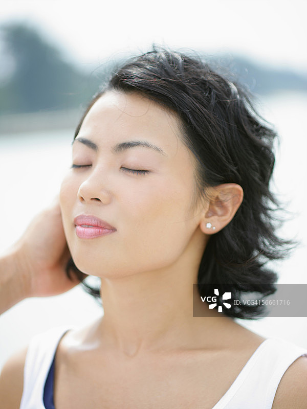 手在年轻女子头发中的特写图片素材