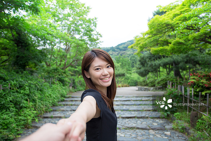 在公园里的女人肖像图片素材