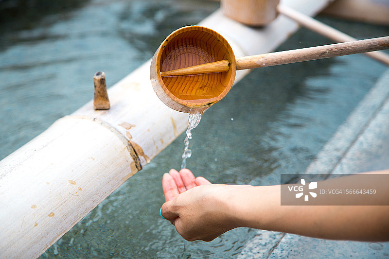 日本寺庙的净手仪式图片素材
