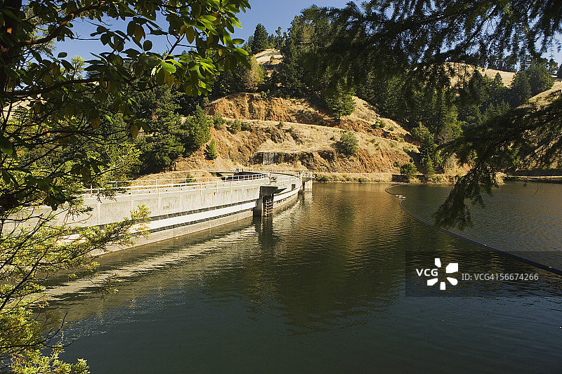 美国加州塔马尔佩斯山州立公园湖泊全景图片素材
