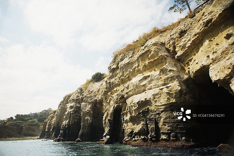 美国加利福尼亚州圣地亚哥拉霍亚礁悬崖仰视视角图片素材