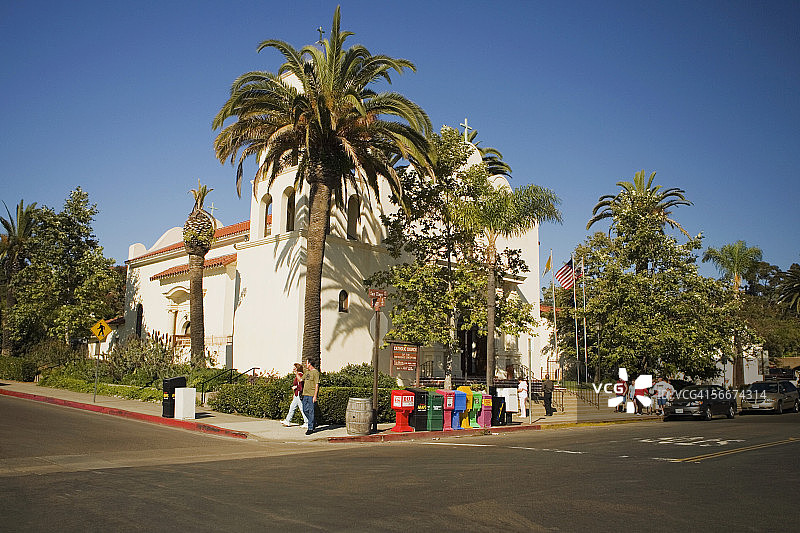 在美国加利福尼亚州圣地亚哥老城街角行走的人群图片素材