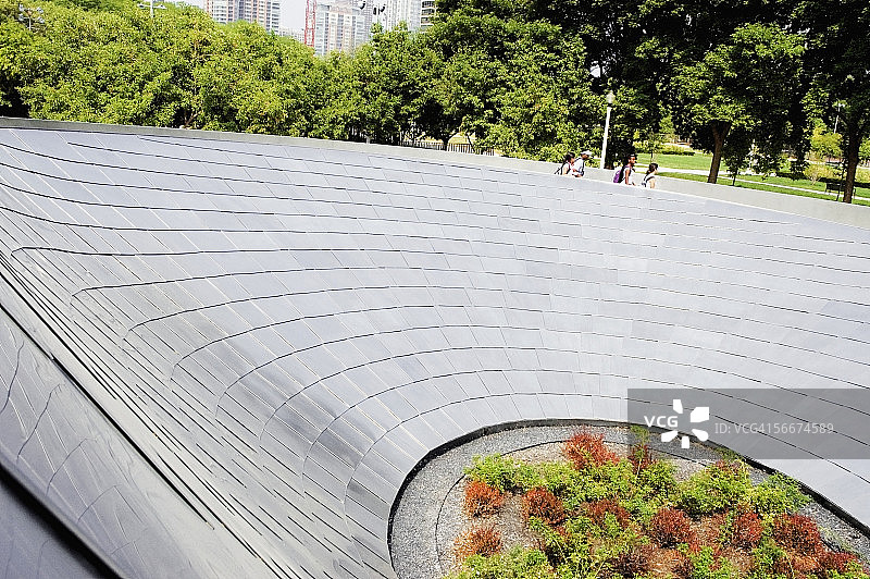 美国伊利诺伊州芝加哥BP桥上的人群图片素材