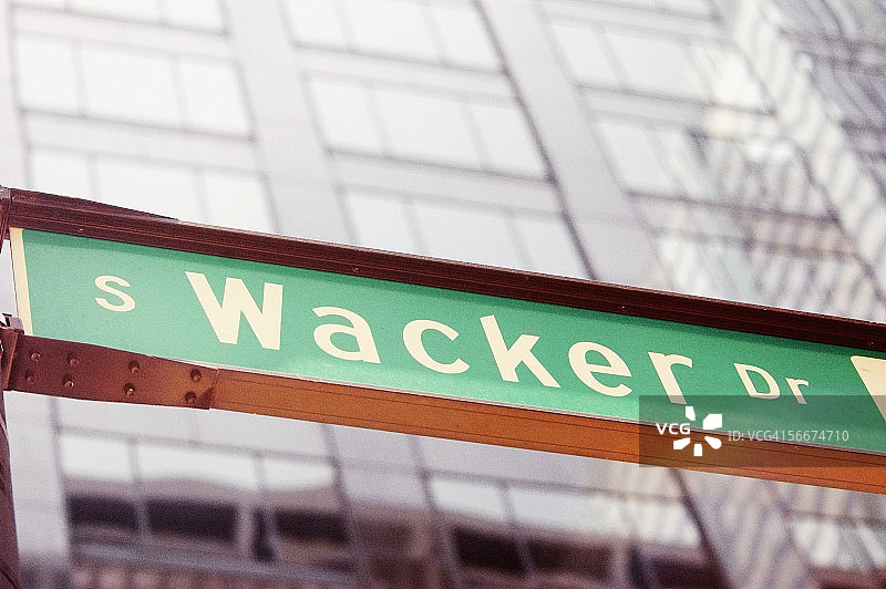 美国伊利诺伊州芝加哥瓦克大道标牌的仰视角度照片图片素材