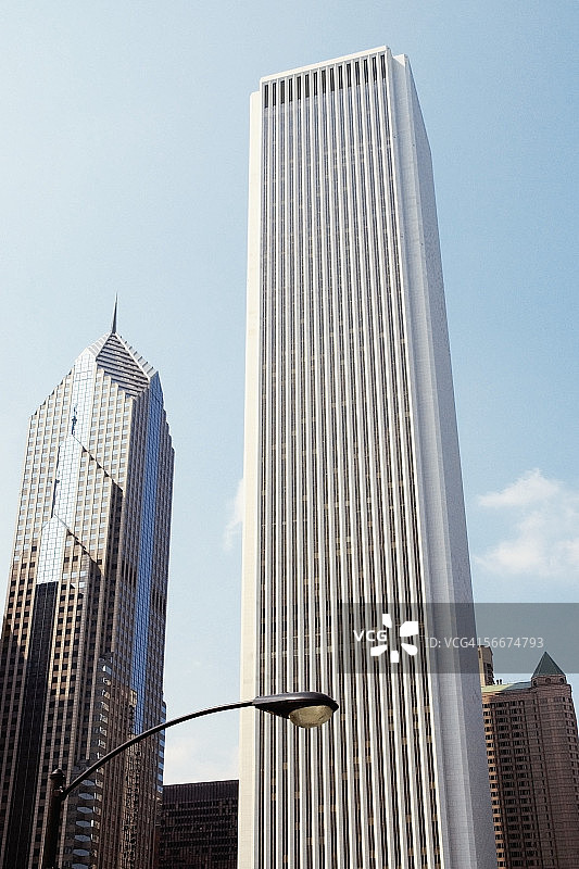 美国伊利诺伊州芝加哥城市建筑仰视，保德信广场二号和怡安中心图片素材