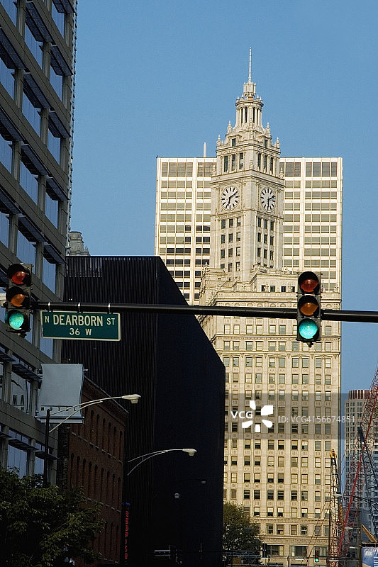 低角度拍摄：美国伊利诺伊州芝加哥箭牌大厦图片素材