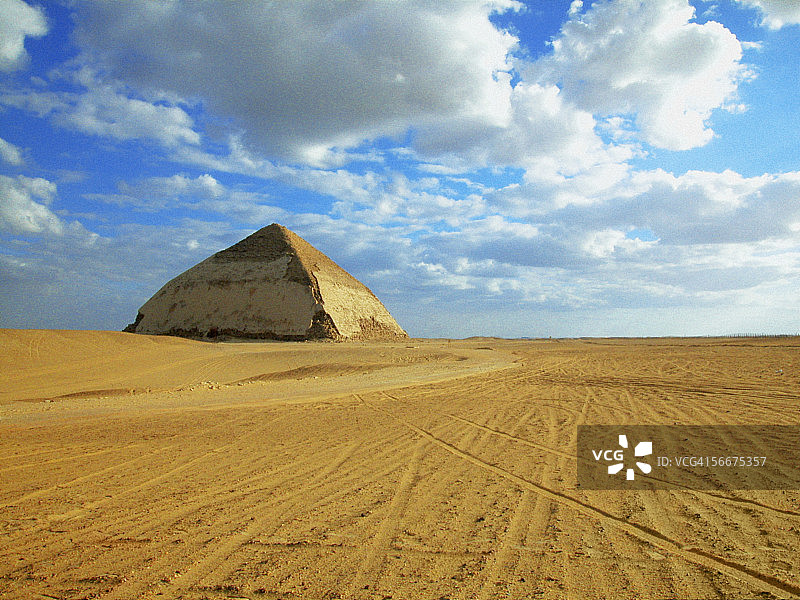 埃及代赫舒尔弯曲金字塔干旱景观图片素材