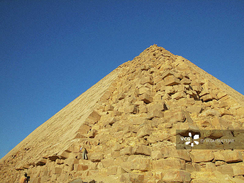埃及代赫舒尔弯曲金字塔的低角度视图图片素材
