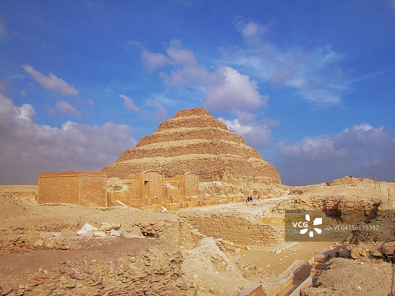 仰视埃及萨卡拉左塞尔金字塔图片素材