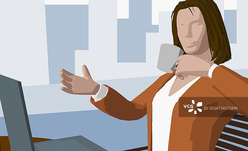 女商人坐在笔记本电脑前，拿着杯子图片素材