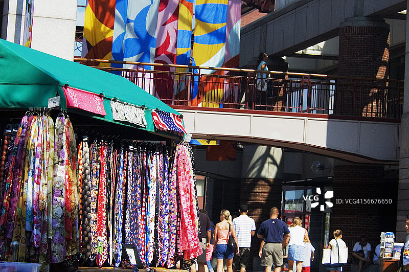 一群人在美国马萨诸塞州波士顿昆西市场购物图片素材