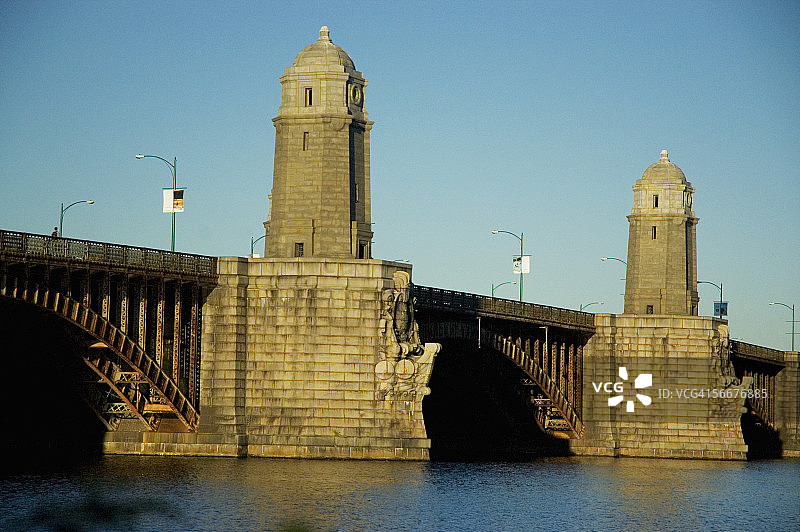 查尔斯河上的朗费罗桥，美国马萨诸塞州波士顿图片素材