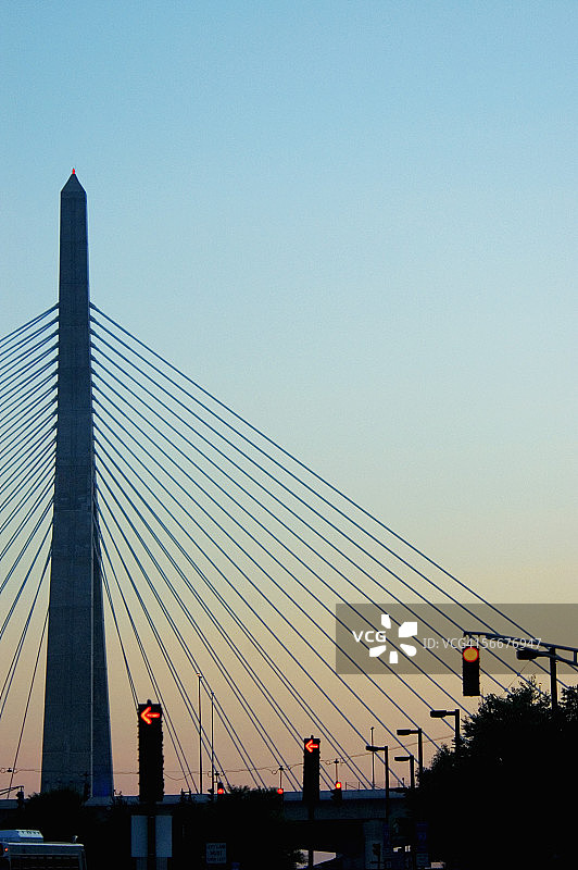 仰视角度拍摄的美国马萨诸塞州波士顿伦纳德·P·扎金邦克山大桥图片素材