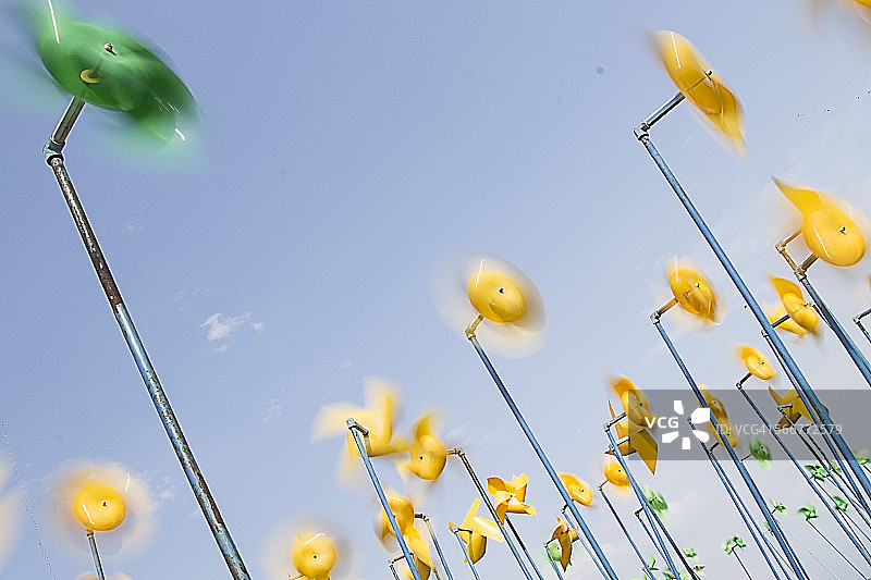 天空下的风车图片素材