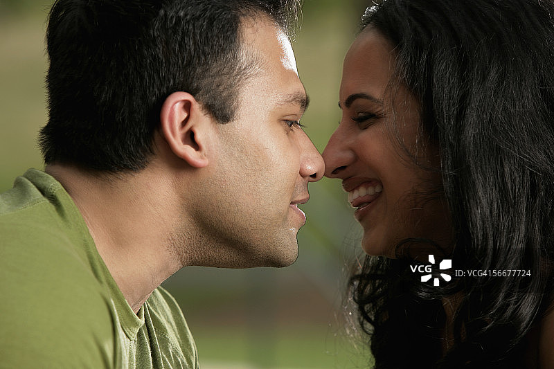 一对年轻夫妇依偎着的侧面轮廓图片素材