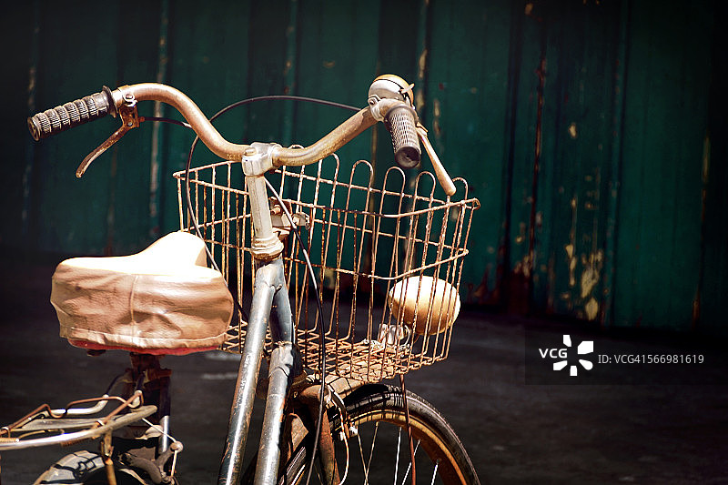 带篮子的老旧锈迹斑斑的自行车图片素材