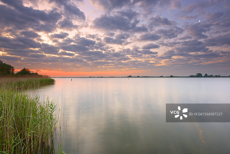 清晨与月亮图片素材