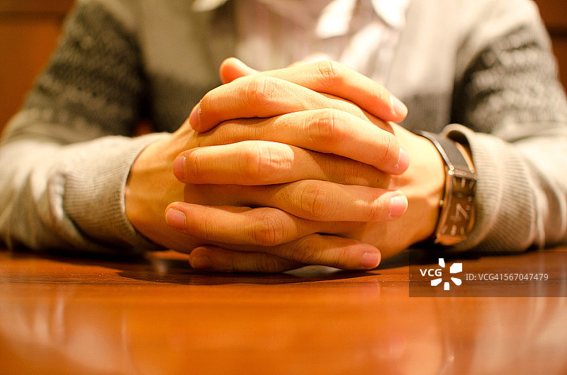 交叉的手图片素材