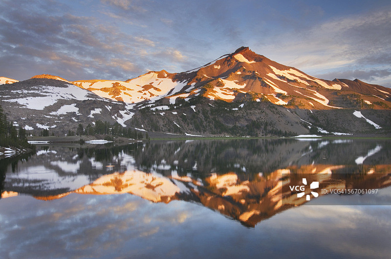 南姐妹峰中绿湖图片素材