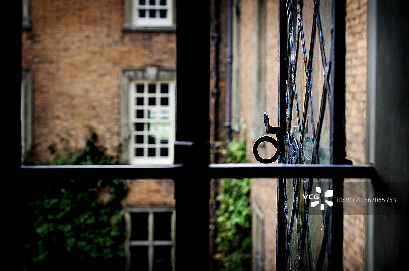 透过开放的铅窗向外看图片素材