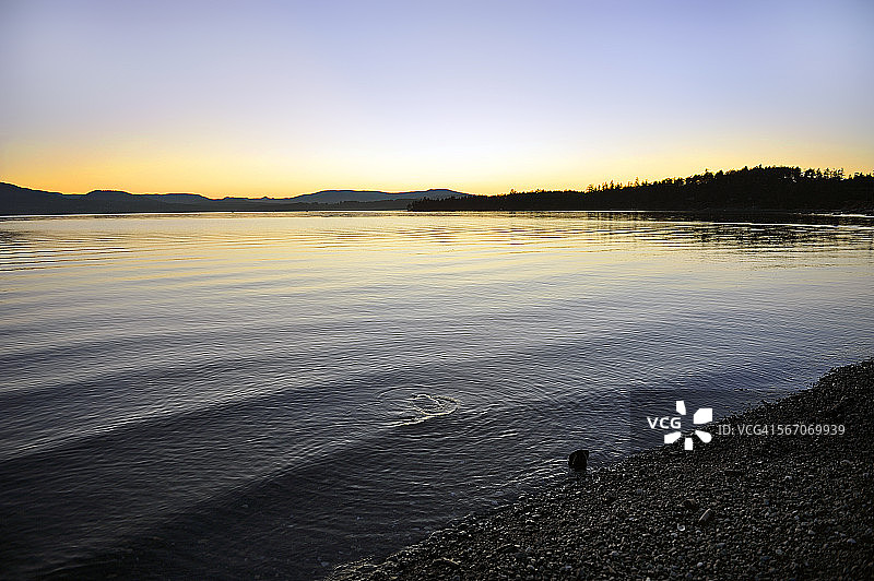 我们沿着海岸线散步，思绪万千图片素材