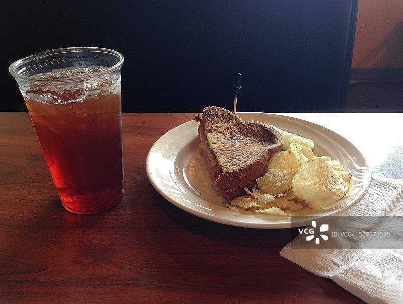 半份鲁宾三明治配薯条和茶图片素材