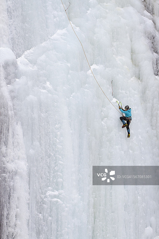 女人在蒙大拿州攀登冰瀑图片素材